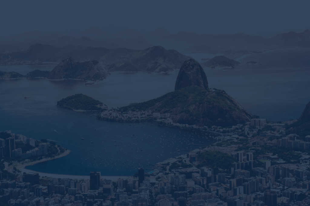 Foto aérea da zona sul do Rio de Janeiro e overlay azul marinho.