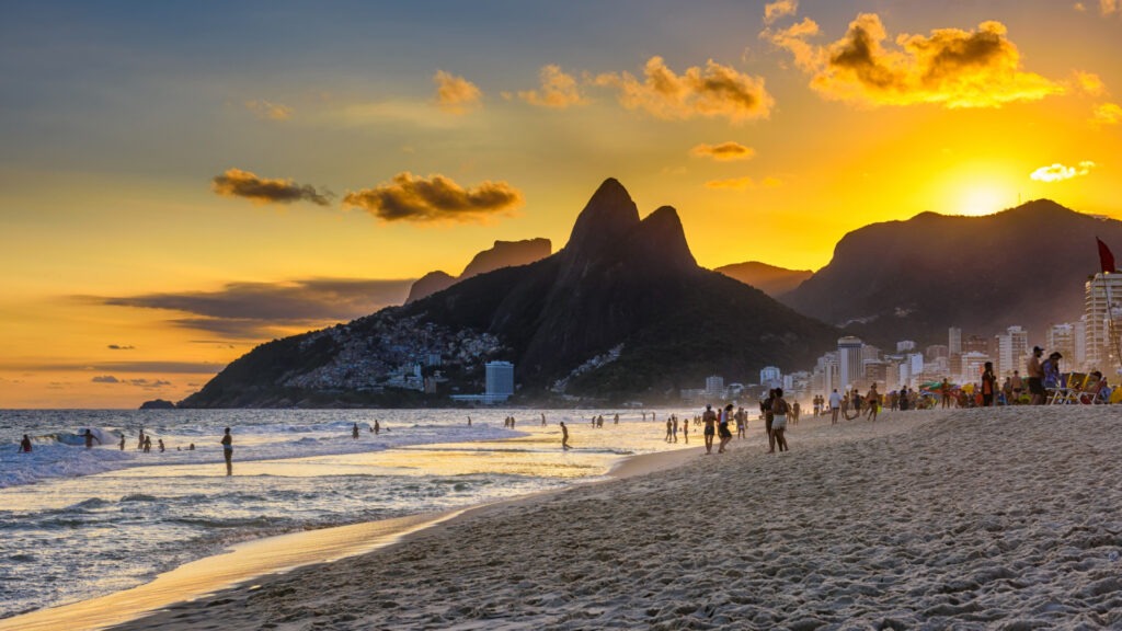 Praia de Ipanema em dia ensolarado